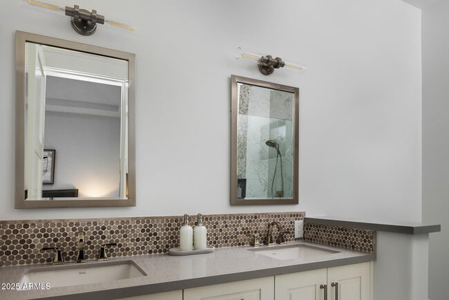 Building Photo - 7730 N Mockingbird Ln