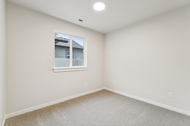 Building Photo - 2046 E Cave Falls St