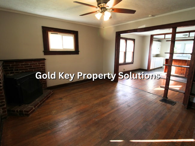 Building Photo - Open Floor Plan 2 BR 1 BA House with Sun Porch NO SECTION 8