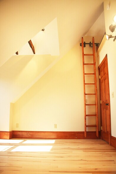 Building Photo - 46 N Champlain St