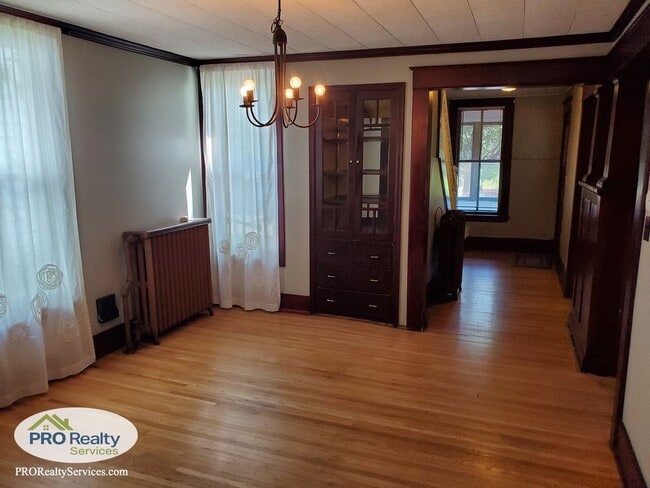 Building Photo - Charming 4 Bedroom Home