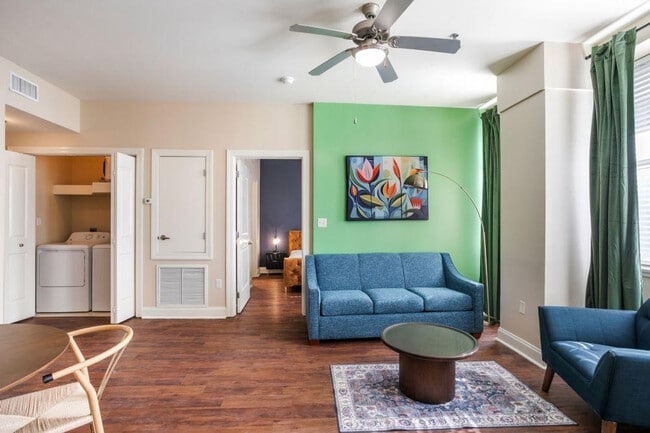 Building Photo - 925 Common St