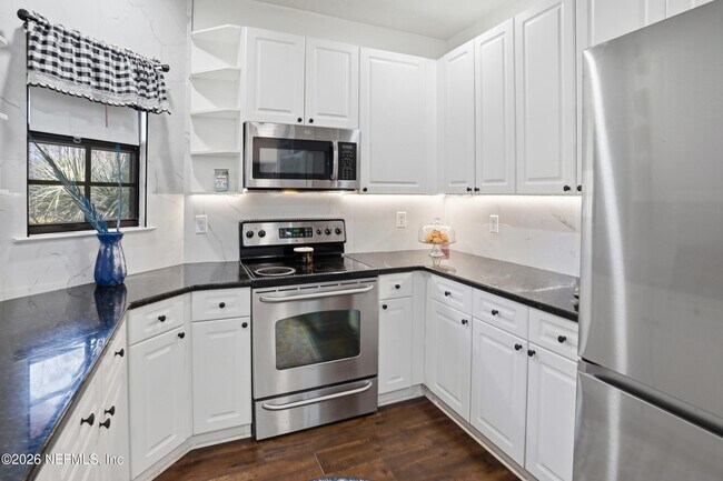 Building Photo - 450 La Travesia Flora