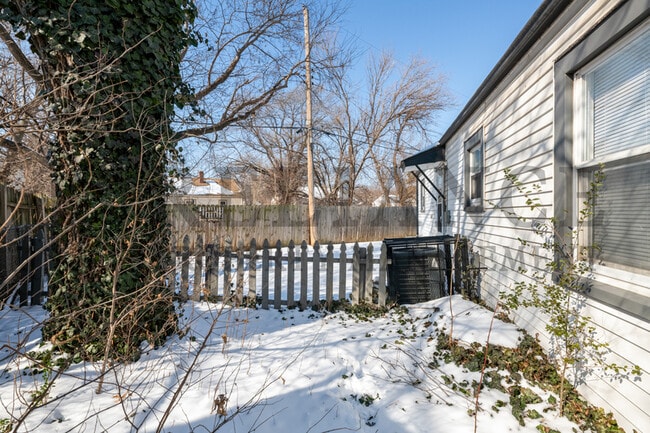 Building Photo - 4825 E Pine St