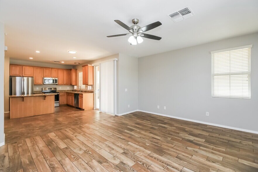 Building Photo - 10117 E Isabella Ave