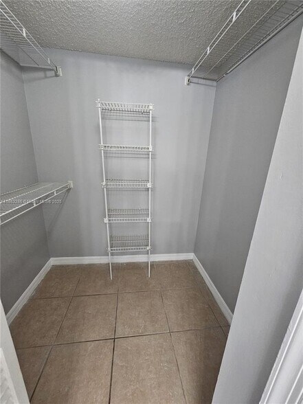 Building Photo - 8106 Glenmoor Dr