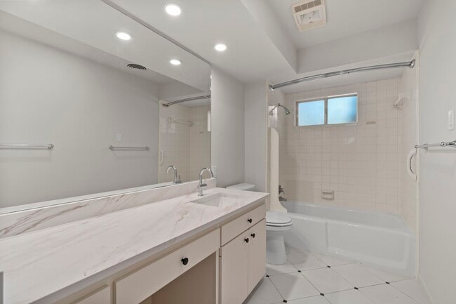 Building Photo - 365 Piney Point Rd