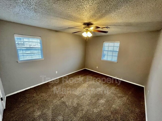 Building Photo - 928 Charles Dr