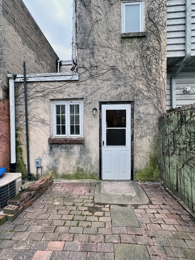 Building Photo - 1525 Montrose St