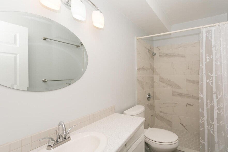 Building Photo - 615 S Alton Way