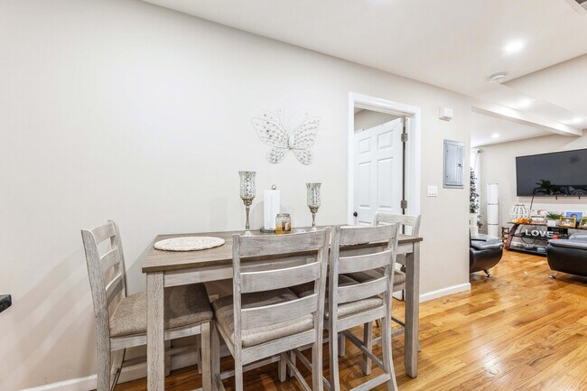 Building Photo - 604 N 8th St