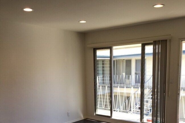 Building Photo - 3322 Mentone Ave