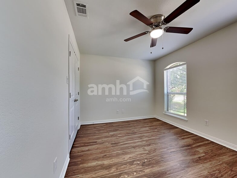 Building Photo - 322 Creekside Way