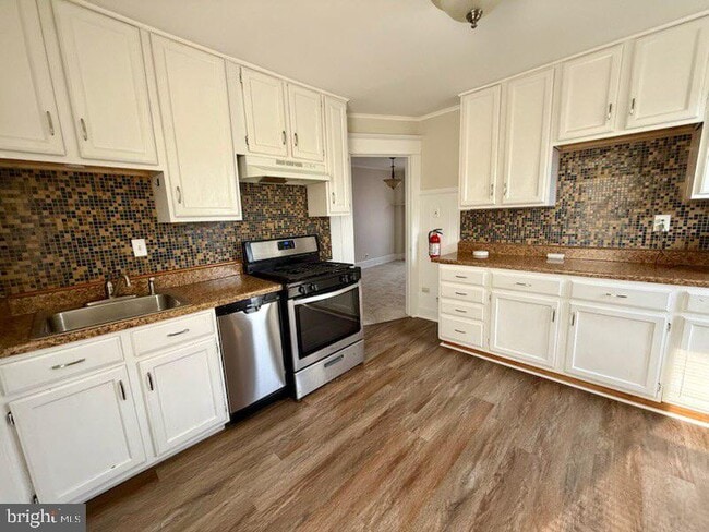 Building Photo - 404 W Broad St