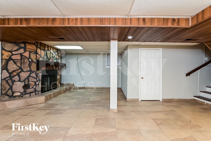 Building Photo - 3327 Creekwood Dr