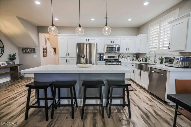 Building Photo - 780 Valley Rise Dr