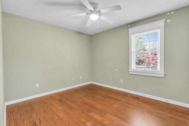 Building Photo - Beautiful Red Bank Home!