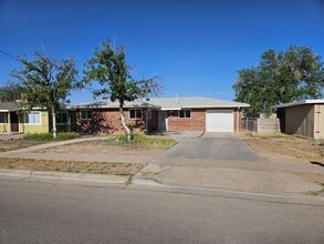Building Photo - 3 Bedroom / 2 Bath Home with Refrigerated Air & 1-Car Garage 6 Month Lease!