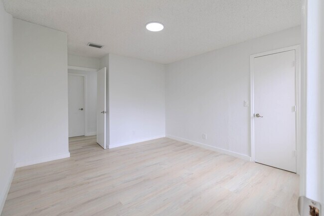 Building Photo - 3350 Pinewalk Dr N