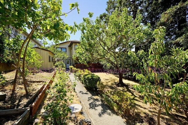 Building Photo - 13 Maple Ave