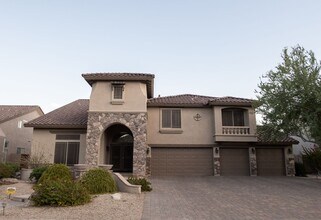 Building Photo - Stunning 5 bed/ 3.5 Bath in Pleasant Valley