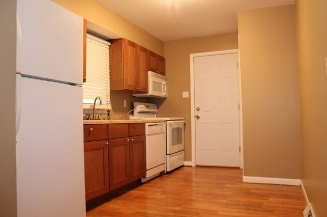 Building Photo - Nice 2 bedroom home with Large backyard! C...