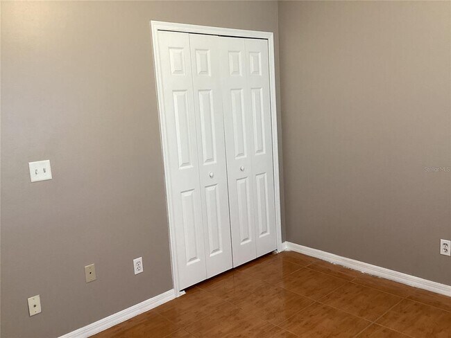 Building Photo - 572 Lancer Oak Dr