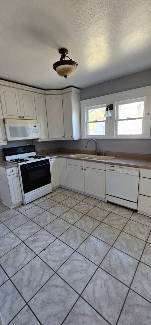 Building Photo - 2 Bedroom home near Mt. Rubidoux!