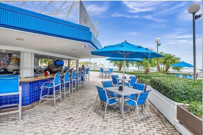 Building Photo - 999 Brickell Bay Dr