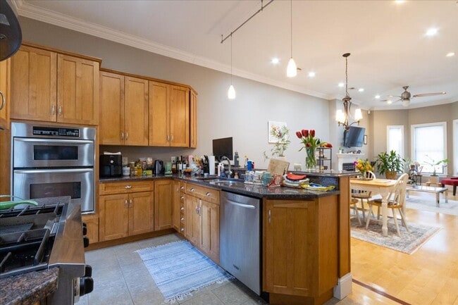 Building Photo - 2Br/1.5Bth in a convenient location! Laundry iN UNIT! NO BROKER FEE!