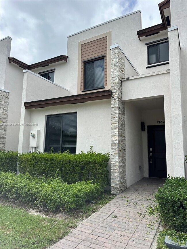 Building Photo - Northeast 3rd Place, North Miami Beach, FL 33179 - 3 BR 3 BA townhouse
