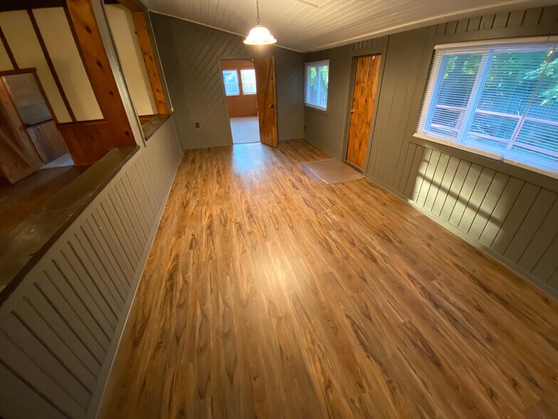 Building Photo - 210 S Hutchinson Ave