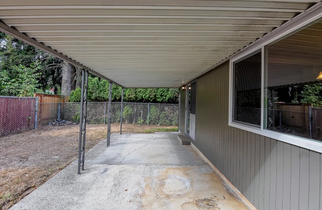 Building Photo - Lake Shore 3 Bedroom- Single Level!