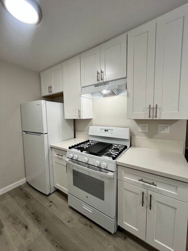 Building Photo - MOVE IN SPECIAL*$500 OFF 2ND MONTHS RENT*SPACIOUS 1 BEDROOM 1 BATH DOWNSTAIRS