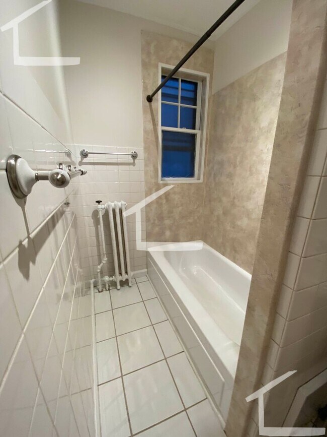 Building Photo - 9/1 No Fee! Sunny 3BR condo unit near Cleveland Circle!