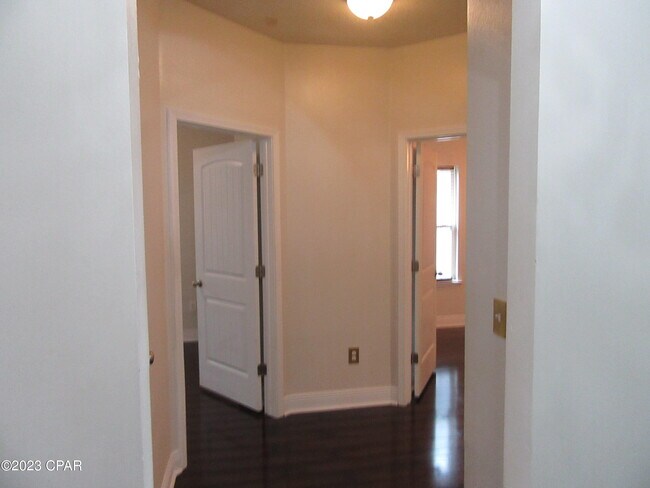 Building Photo - 105 N Shoreview Dr.