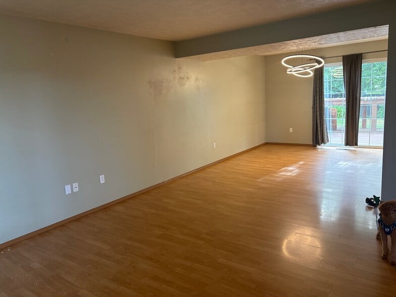 Building Photo - 1305 N Stevenson Rd