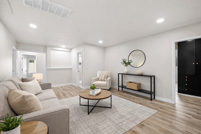 Building Photo - 8 Bed 3 Bath House on Prime Dorothy Way - Minutes Walk to Campus!!