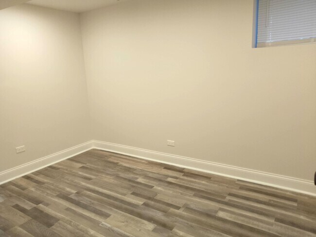 Building Photo - 722 W 59th St