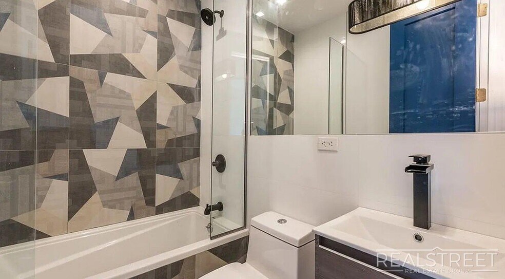 Building Photo - Massive 3 Bed (Flex 4 Bed) 3.5 Bath Duplex with Private Backyard in Bed-Stuy