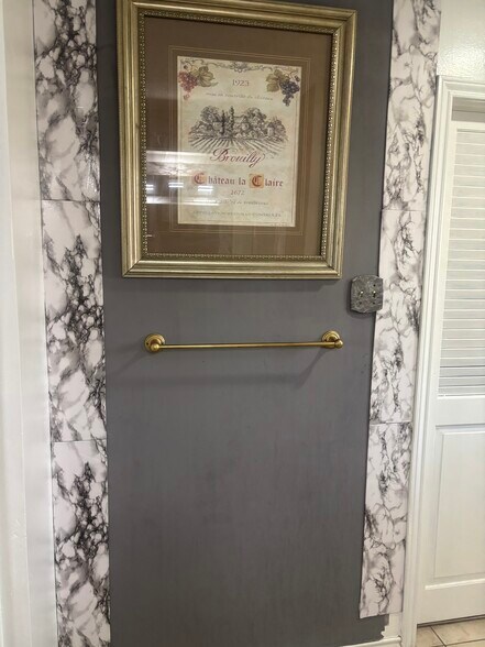 Building Photo - 310 Meadowlark Ln