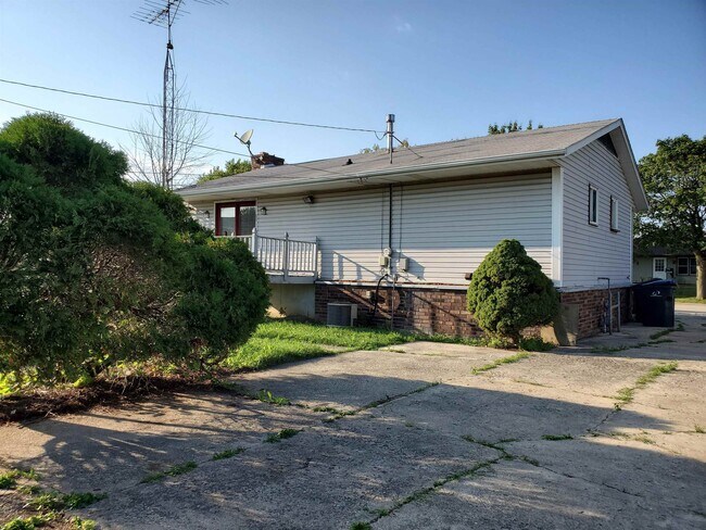 Building Photo - 9225 Carol Ann Dr