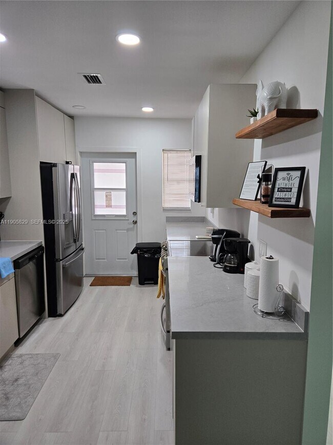 Building Photo - 251 NE 187th St