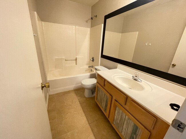 Building Photo - Location, Location, Location Gilbert 3+Den, 2 Bath, 2CG.