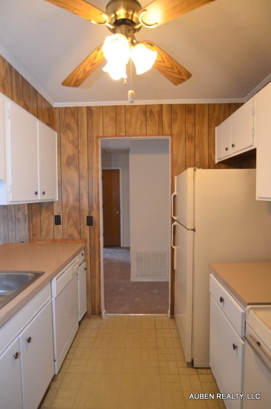 Building Photo - 2 Bedroom Duplex - Section 8 Accepted