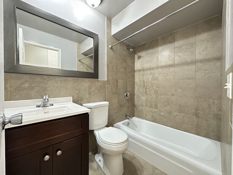 Building Photo - 5820 N Sheridan Rd