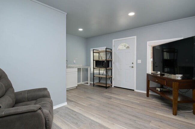Building Photo - Beautiful 4/3.5 Home Available for Immedia...