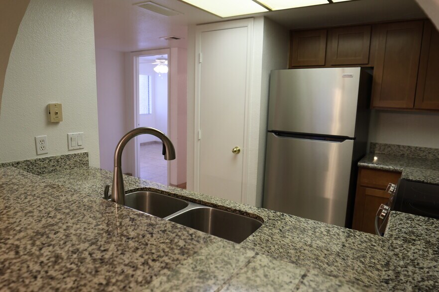 Building Photo - 700 W 14th St