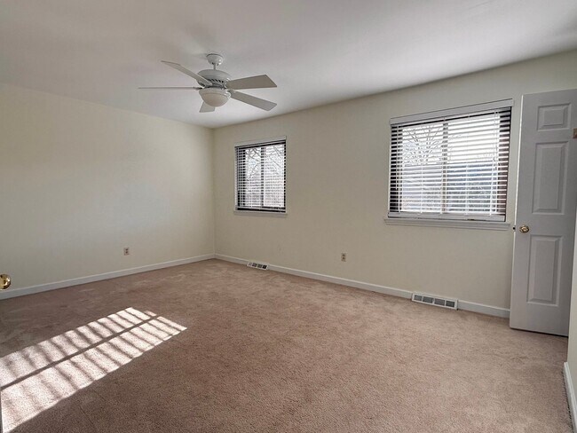 Building Photo - 71 Oak Knoll Dr