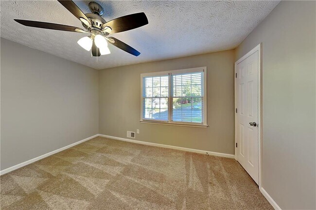 Building Photo - 5225 Shadow Wood Dr